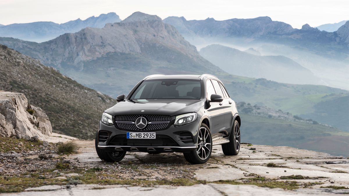 Tym razem oddział AMG zabrał się za małego SUV-a GLC. Dołączył on do grupy z oznaczeniem 43, którą stanowią już Klasa E, SLC oraz Klasa C. Oddział sportowy niemieckiej marki umieścił pod maską crossovera z gwiazdą na grillu widlastą szóstkę o pojemności 3 l. Z pomocą doładowania rozwija ona 367 KM i 520 Nm. To wystarczający poziom mocy, by tak duże auto rozpędzać z dużą skutecznością. Pomaga w tym napęd na cztery koła 4Matic. W przekazywaniu mocy na koła pośredniczy przekładnia automatyczna 9G-Tronic.