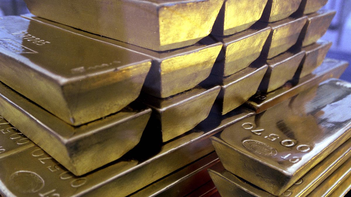 GOLD BULLION
GOLD BULLION
On display at the Bank of England Museum
� uppa.co.uk
stack of gold bars, UDW005700A05, 005700, museum of the bank of england, museum exhibit, gold bullion, gold bars, gold, bullion, bars of gold, bank of england museum, 08.04.1993, biznes, ekonomia, pieniadz, pieniadze, waluta, sztaby zlota, zlote sztabki, zloto