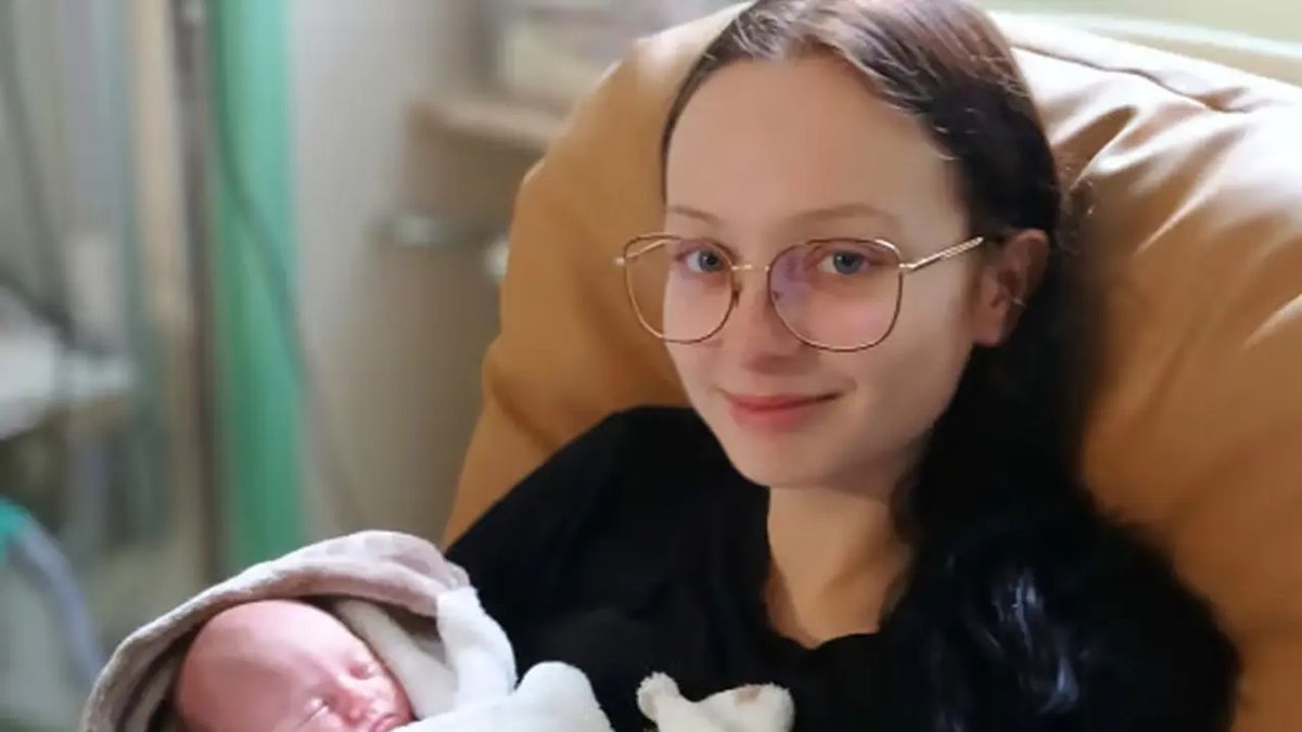 Na zdjęciu Oliwia Jarek z Wąchocka z dzieckiem