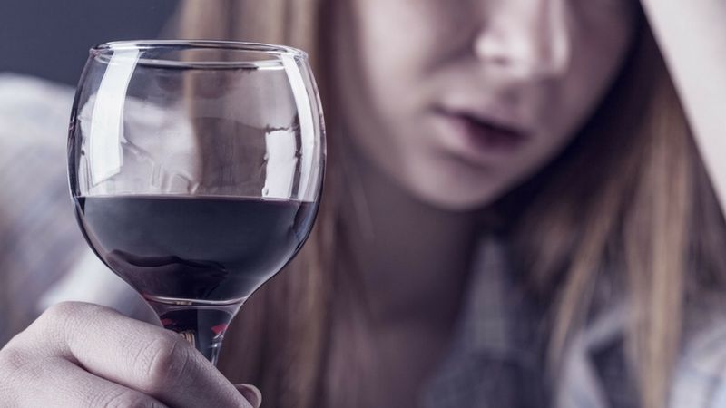 Alkohol w małych dawkach może wspomóc organizm, w dużych ilościach zagraża życiu