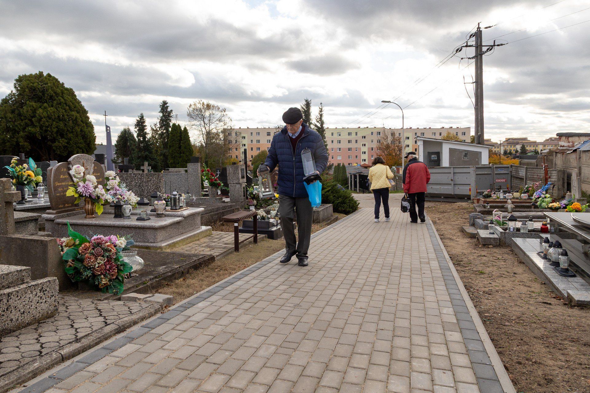 Mieszkańcy sprzątają pomniki na Wszystkich Świętych.