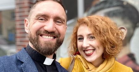 Ksiądz ma żonę. Pielęgniarki zdębiały na jego widok na porodówce