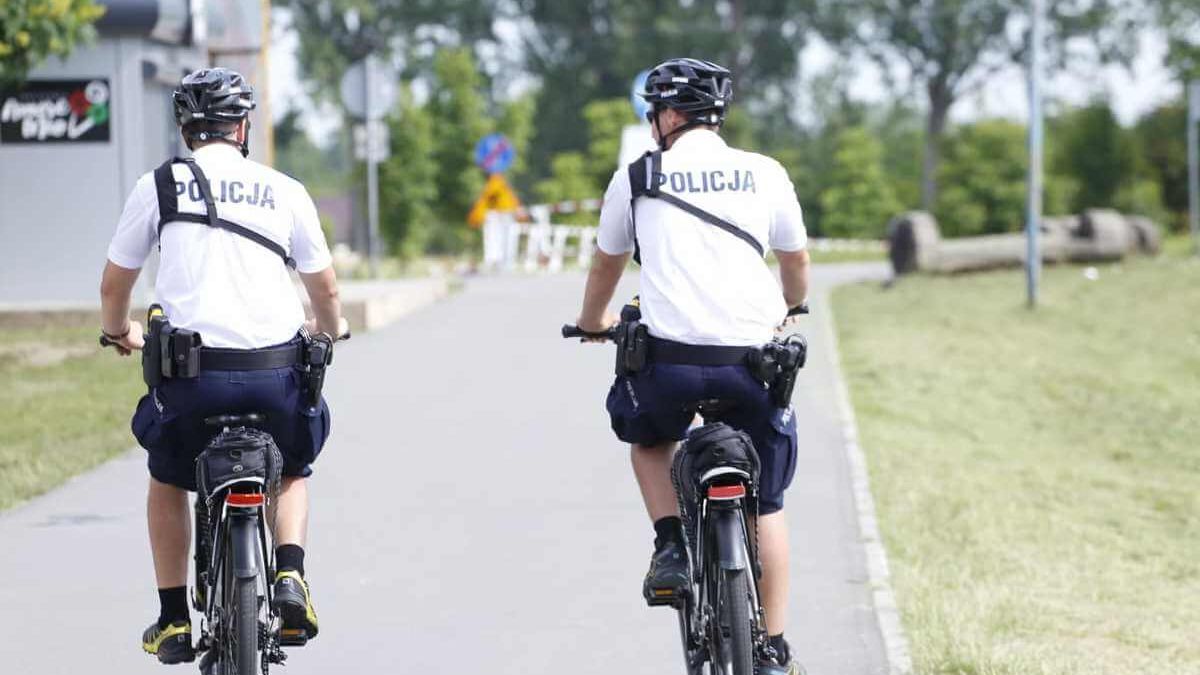 Policjanci pilnują bezpieczeństwa