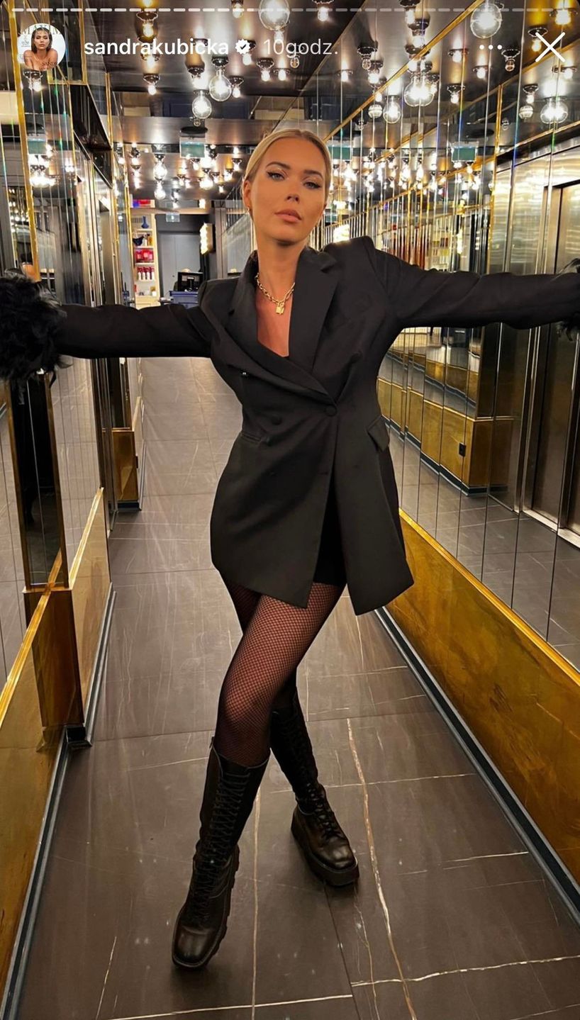 Sandra Kubicka w czarnej stylizacji przed pokazem Balmain 
