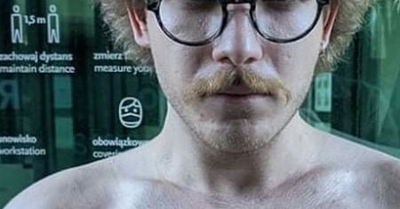 Uczelnia "nie chce konfliktu z PiS-em". Ukraiński artysta przybił sobie dyplom do ciała