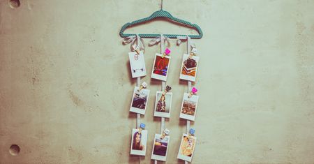 Wiszące instaxy, czyli jak udekorować pokój zdjęciami [zrób to sam]