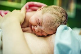 "Nigdy nie mieliśmy tylu skarg na porodówki". Czy rodzenie w pandemii to faktycznie trauma?