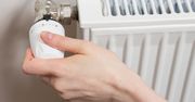 Grzejniki odkręcone do końca, a w pomieszczeniu dalej zimno? Wiemy, co może pomóc (WIDEO)