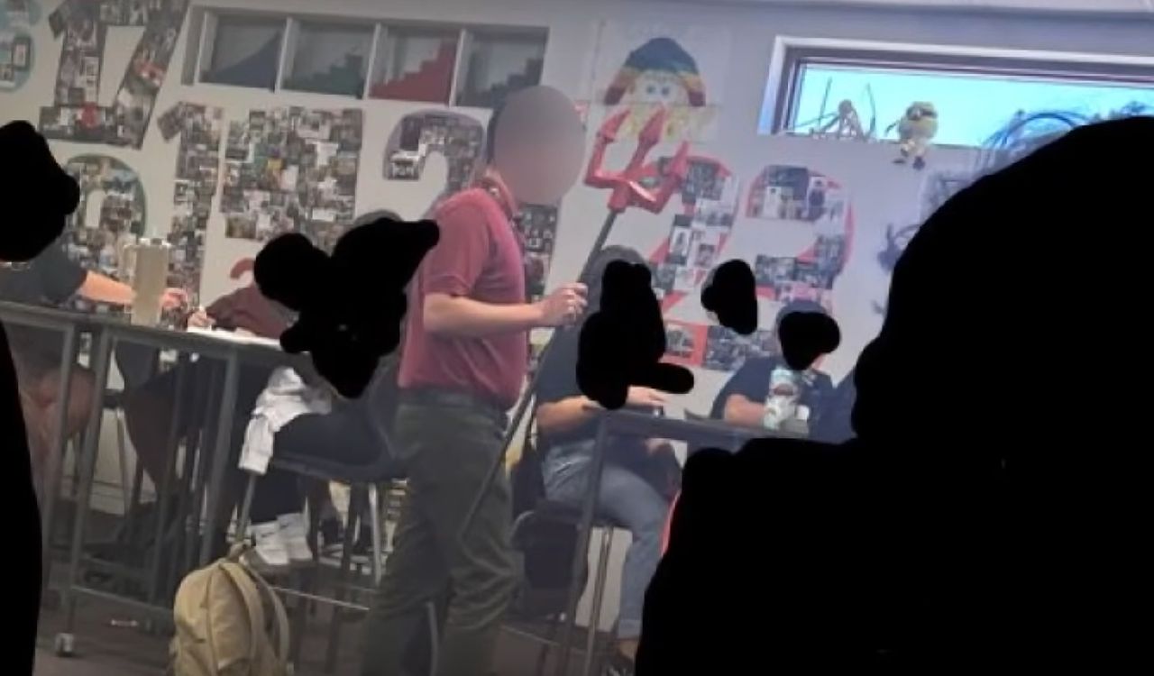 Strój nauczyciela wywołał oburzenie. Chcą jego zwolnienia