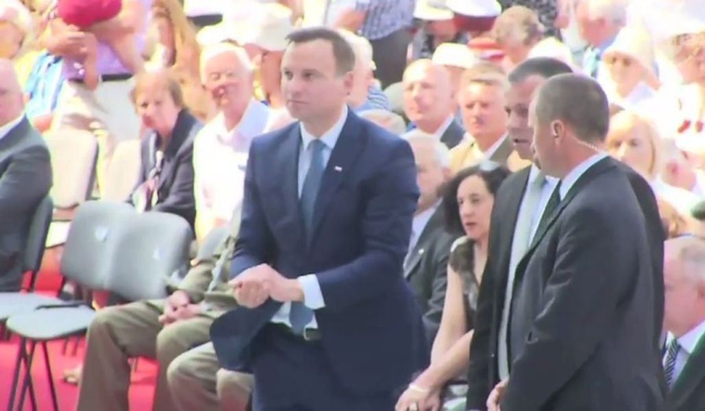 Czy Andrzej Duda mógł podnieść hostię? Biskup wyjaśnia