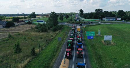 Uwaga, turyści! W sobotę droga na Hel będzie zablokowana. Policjanci: wybierzcie pociąg