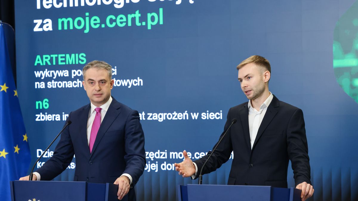 Warszawa, 12.02.2025. Wicepremier, minister cyfryzacji Krzysztof Gawkowski (L) oraz kierownik CERT Polska Marcin Dudek (P) podczas konferencji prasowej nt. "Sprawdź swoje cyberbezpieczeństwo - nowe narzędzie dla firm i obywateli", 12 bm. w siedzibie Ministerstwa Cyfryzacji w Warszawie. (jm) PAP/Albert Zawada