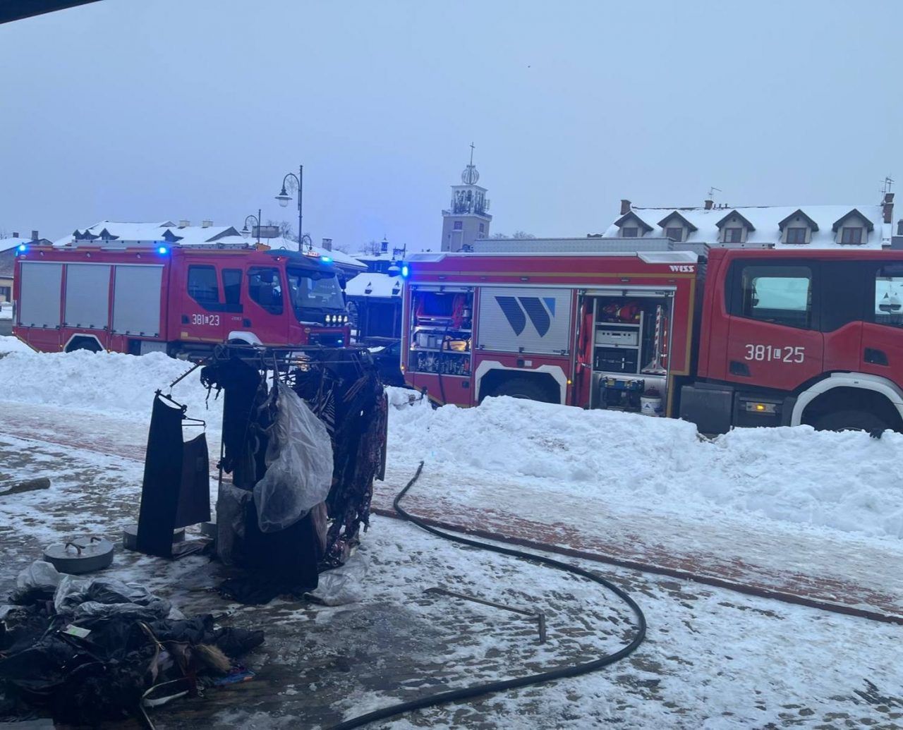 Zamość: Pożar blaszanego butiku na placu targowym. Strażacy szybko opanowali ogień