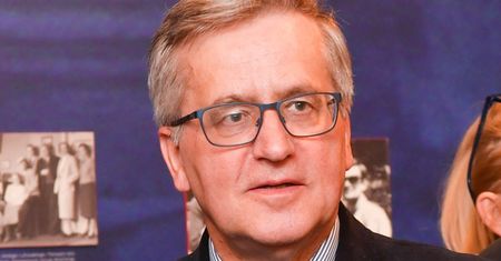 Jaką emeryturę ma Bronisław Komorowski? Były prezydent NARZEKAŁ, że musi DORABIAĆ: "Prawie płaczę w sklepie"