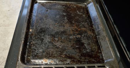 Po świętach tak czyszczę blachy. Skuteczny trik z produktem z kuchennej szafki