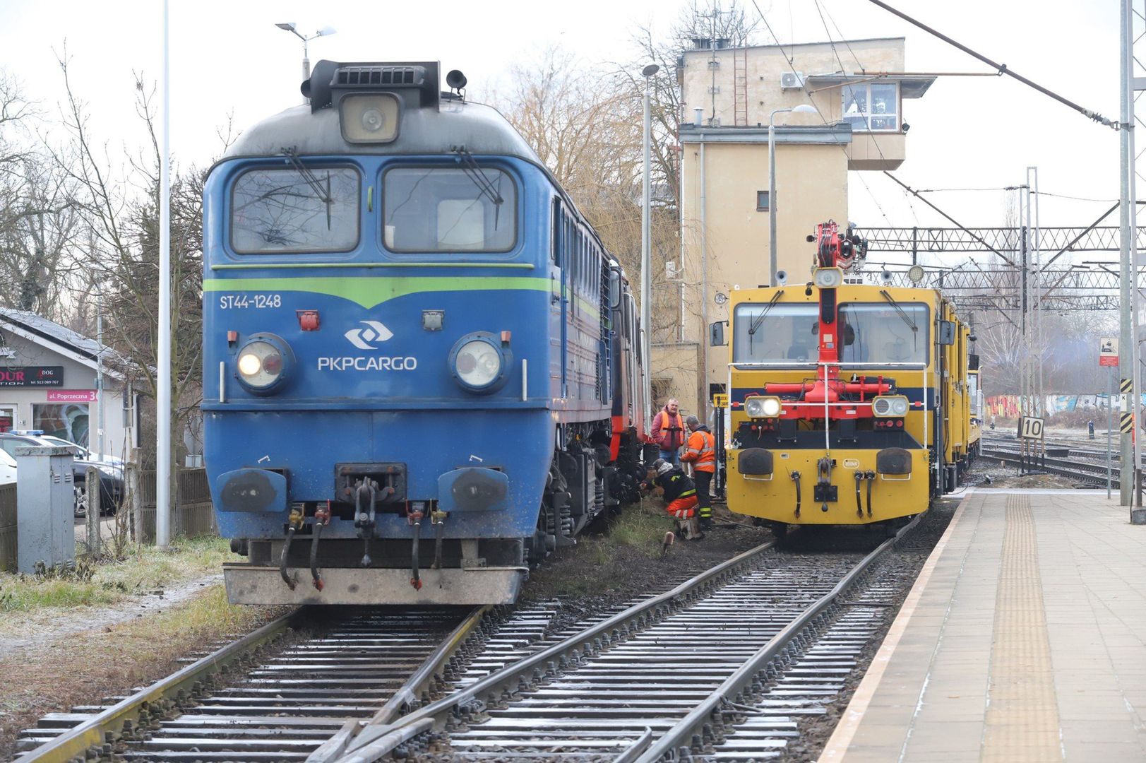 W obu lokalizacjach – przy stacji Wrocław Sołtysowice i rondzie Rotmistrza Pileckiego – dziś znajdują się przejazdy kolejowe, które często blokują ruch.