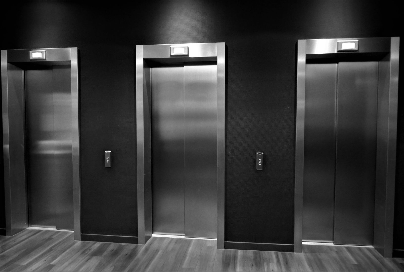 Czy w windzie i na klatce schodowej trzeba zakrywać twarz? Jednoznaczna odpowiedź
