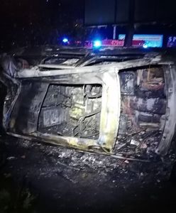 Warszawa. Mało nie spłonął żywcem w skradzionym jeepie. Uratowali go policjanci
