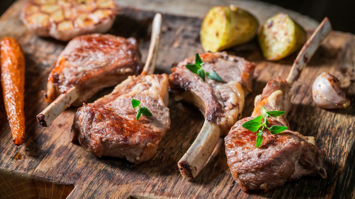 Pieczone kotleciki jagnięce podawaj z dodatkiem warzyw i ziół