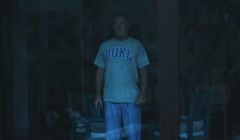 „Biały Lotos” kontra amerykańska uczelnia. Poszło o koszulkę bohatera