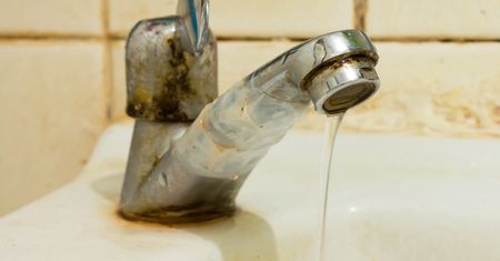 Wsmaruj w kran. "Wyżre" kamień nagromadzony przez lata