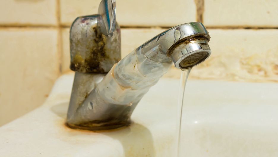 Zamiast chemicznym detergentem, umyj armaturę domową miksturą