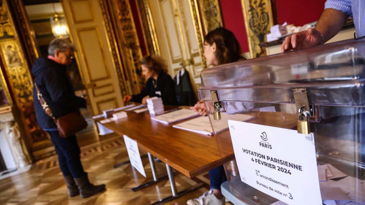 A person votes during a referendum on higher parking fees for SUVs, at a polling station in Paris, France, 04 February 2024. Parisians are called to vote in a referendum on 04 February 2024, for a proposal by Paris municipal to triple the parking rates for tall and heavy cars called SUVs. EPA/MOHAMMED BADRA Dostawca: PAP/EPA.