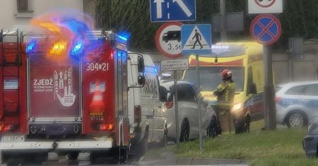 Zderzenie aut w centrum Lublina. Bus uderzył w bok chryslera, jedna osoba w szpitalu [ZDJĘCIA]