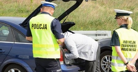 500 zł za nietrzymanie rąk na kierownicy? Nowe przepisy jeszcze w tym roku