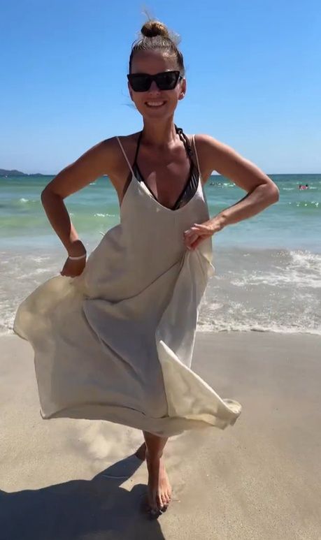 Paulina Sykut-Jeżyna pląsa na plaży na Majorce