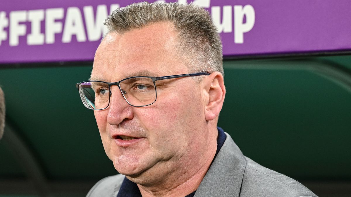 DOHA, QATAR - DECEMBER 04: head coach Czeslaw Michniewicz of Poland looks on prior to the FIFA World Cup Qatar 2022 Round of 16 match between France and Poland at Al Thumama Stadium on December 4, 2022 in Doha, Qatar. (Photo by Harry Langer/DeFodi Images via Getty Images)