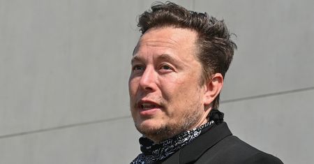 "Prześladuje" Muska. Przestanie, jak da mu Teslę. Miliarder zgodził się