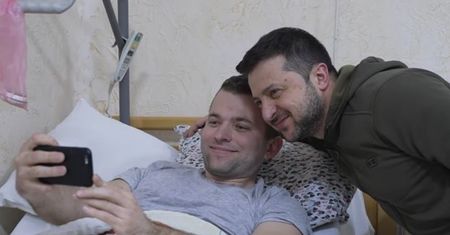 Przyszedł w asyście żołnierzy. "Jak tam, chłopcy?".