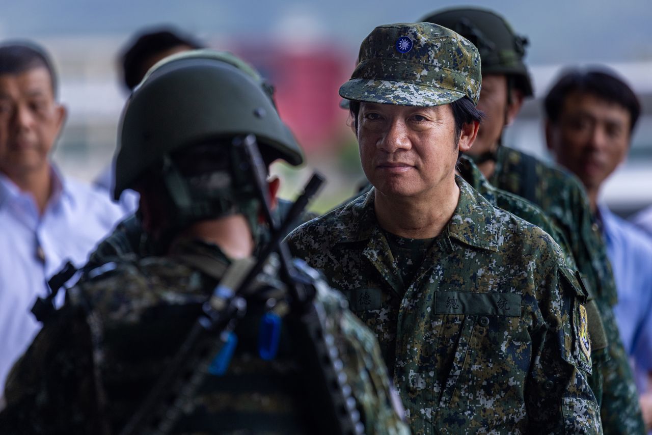 Lai Ching-te during military exercises