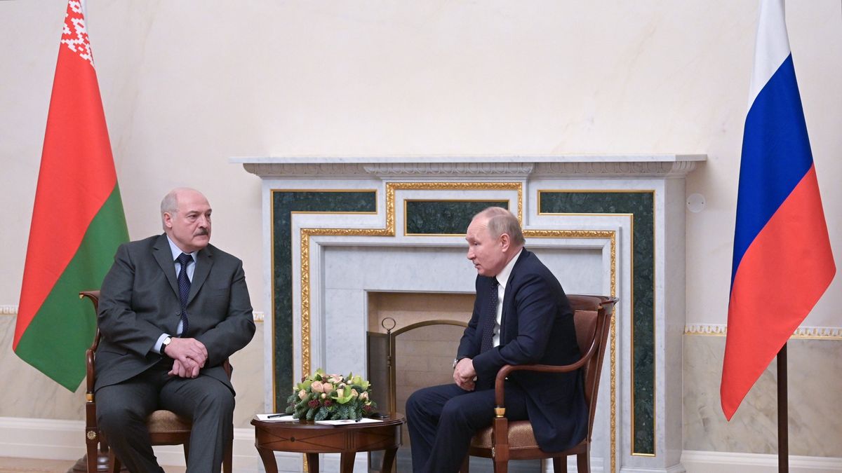 Na zdjęciu przywódcy Białorusi i Rosji. Aleksandar Łukaszenka i Władimir Putin siedzą przy stole pogrążeni w dyskusji