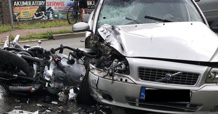 Tragiczny wypadek w Chełmie Śląskim. Motocykl wbił się w bok osobówki