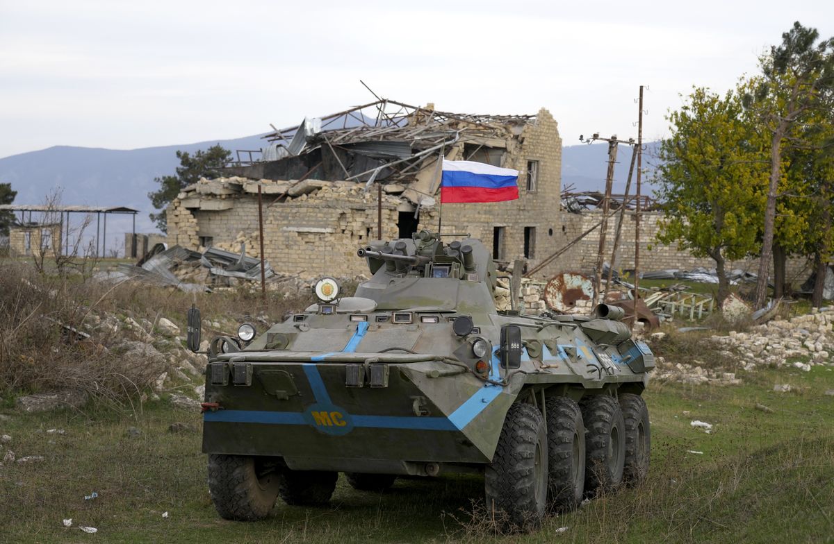 Rosyjskie czołgi w Górnym Karabachu stanowić mają "siły pokojowe", jednak zbyt często, zdaniem Azerbejdżanu, wspierają siły Armenii