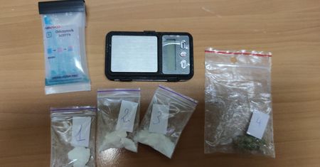 Jechał bez dokumentów, ale z narkotykami. Używki przewoził autem babci