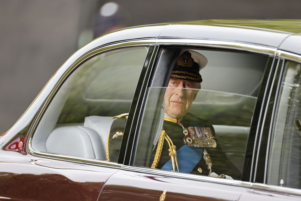 Król Karol III ma polskie korzenie. Jego przodek spoczywa na Powązkach