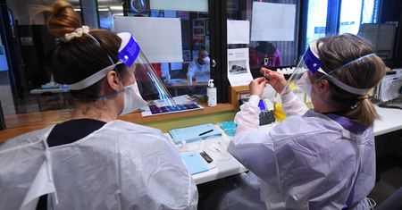 Obowiązkowe szczepienia przeciwko COVID-19 medyków. We Francji będą kary