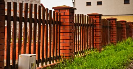 "Kuriozalny podatek". O co chodzi z opłatą od ogrodzenia?
