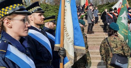 Szukają ludzi do pracy. Podano wysokość wynagrodzenia