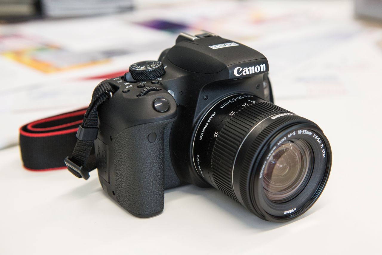 Canon EOS 77D i 800D w naszych rękach. Zobacz główne różnice i poznaj polskie ceny