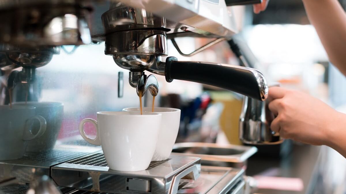 Barista robi kawę