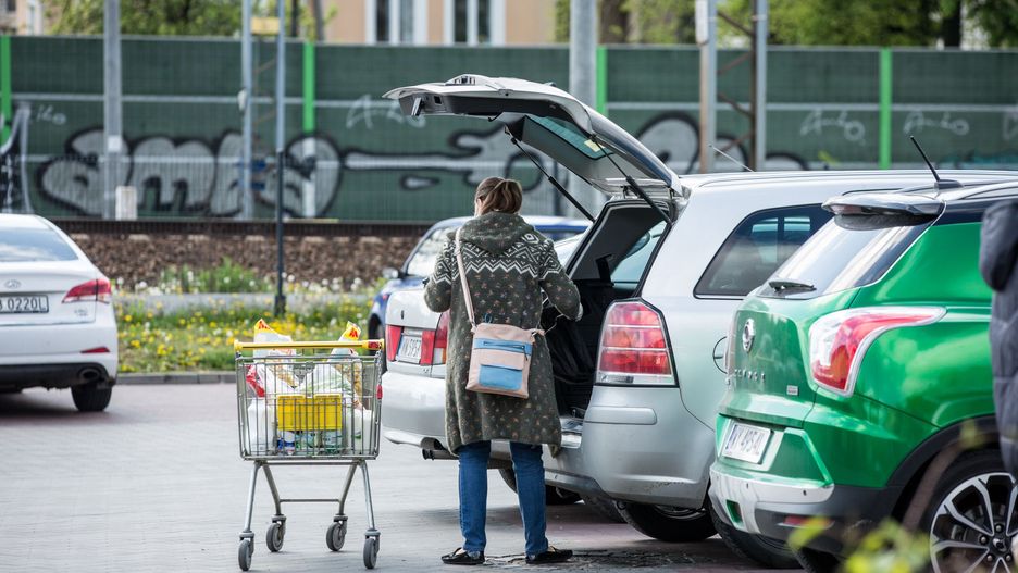 Biedronka sklep zakupy samochód