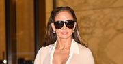 Jennifer Lopez w pastelach. Jej stylizacja łączy kilka mocnych trendów sezonu