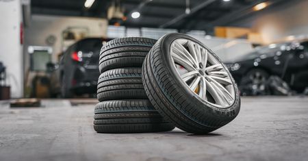 Nie czekaj na pierwszy śnieg. Jak wybrać opony, które pasują do twojego auta?