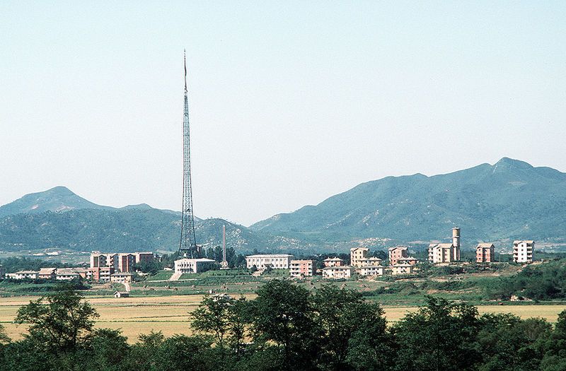Kijŏng-dong (Fot. Don Sutherland, U.S. Air Force)