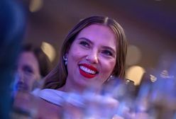 Biel jest nudna? Nie, jeśli okrywa ciało Scarlett Johansson