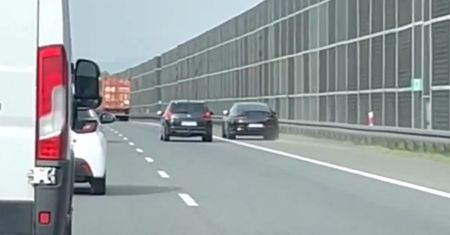 Mercedes znanej celebrytki mknie pasem awaryjnym. "Pośpiech to rodzaj adrenaliny, który uzależnia"